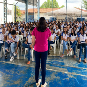 Professora e discentes da UFNT realizam ação de extensão sobre saúde feminina e acesso ao ensino superior