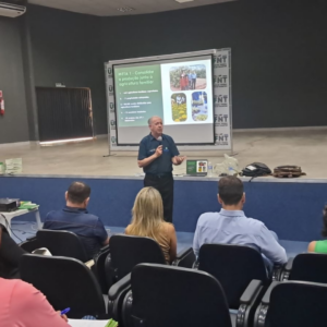 Pesquisador compartilha conhecimentos sobre plantas medicinais durante EXPOCITEC 2026 e doa obra à UFNT
